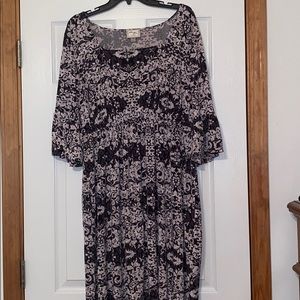 Black/White Figure flattering dress